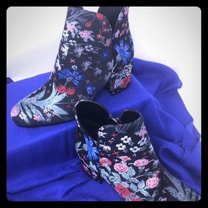 Vince Camuto booties garden tapestry size 9